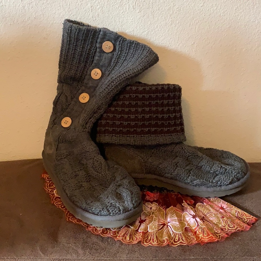 UGG knitted boots Only selling on posh Mark